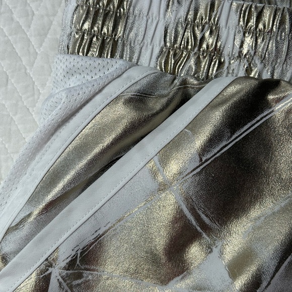 Under Armour, women’s size, extra large speed, stride, print shorts, heat gear - Picture 5 of 9